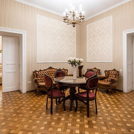3 Bedrooms Royal Italian Style In An Austrian Building, Parking, Balcony リヴィウ エクステリア 写真