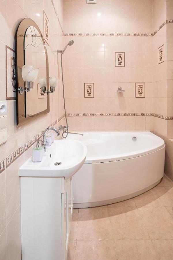 3 Bedrooms Royal Italian Style In An Austrian Building, Parking, Balcony リヴィウ エクステリア 写真