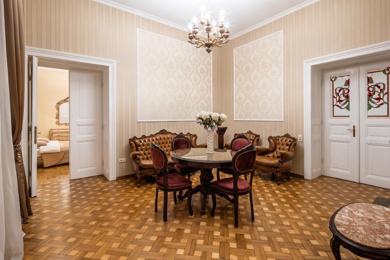 3 Bedrooms Royal Italian Style In An Austrian Building, Parking, Balcony リヴィウ エクステリア 写真