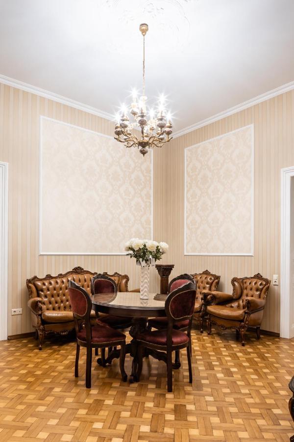 3 Bedrooms Royal Italian Style In An Austrian Building, Parking, Balcony リヴィウ エクステリア 写真