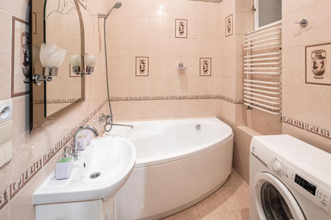 3 Bedrooms Royal Italian Style In An Austrian Building, Parking, Balcony リヴィウ エクステリア 写真