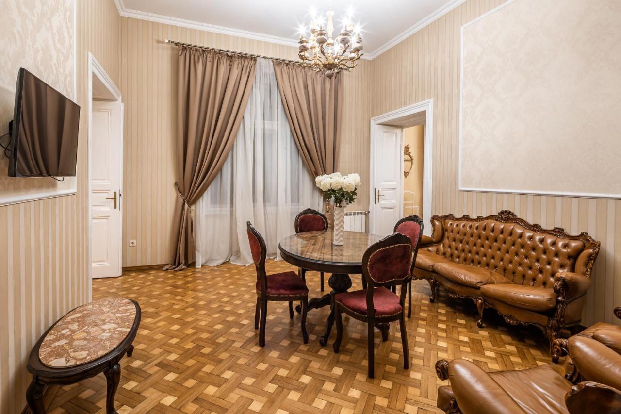 3 Bedrooms Royal Italian Style In An Austrian Building, Parking, Balcony リヴィウ エクステリア 写真